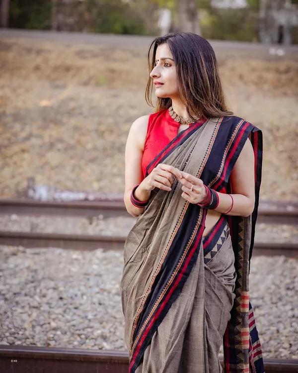 Charcoal Grey Rangoli Border Narayanpet Pure Handloom Cotton Sarees with Running blouse piece - product media