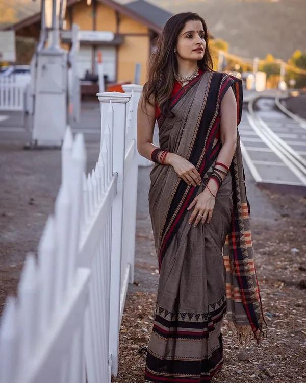 Charcoal Grey Rangoli Border Narayanpet Pure Handloom Cotton Sarees with Running blouse piece - product media